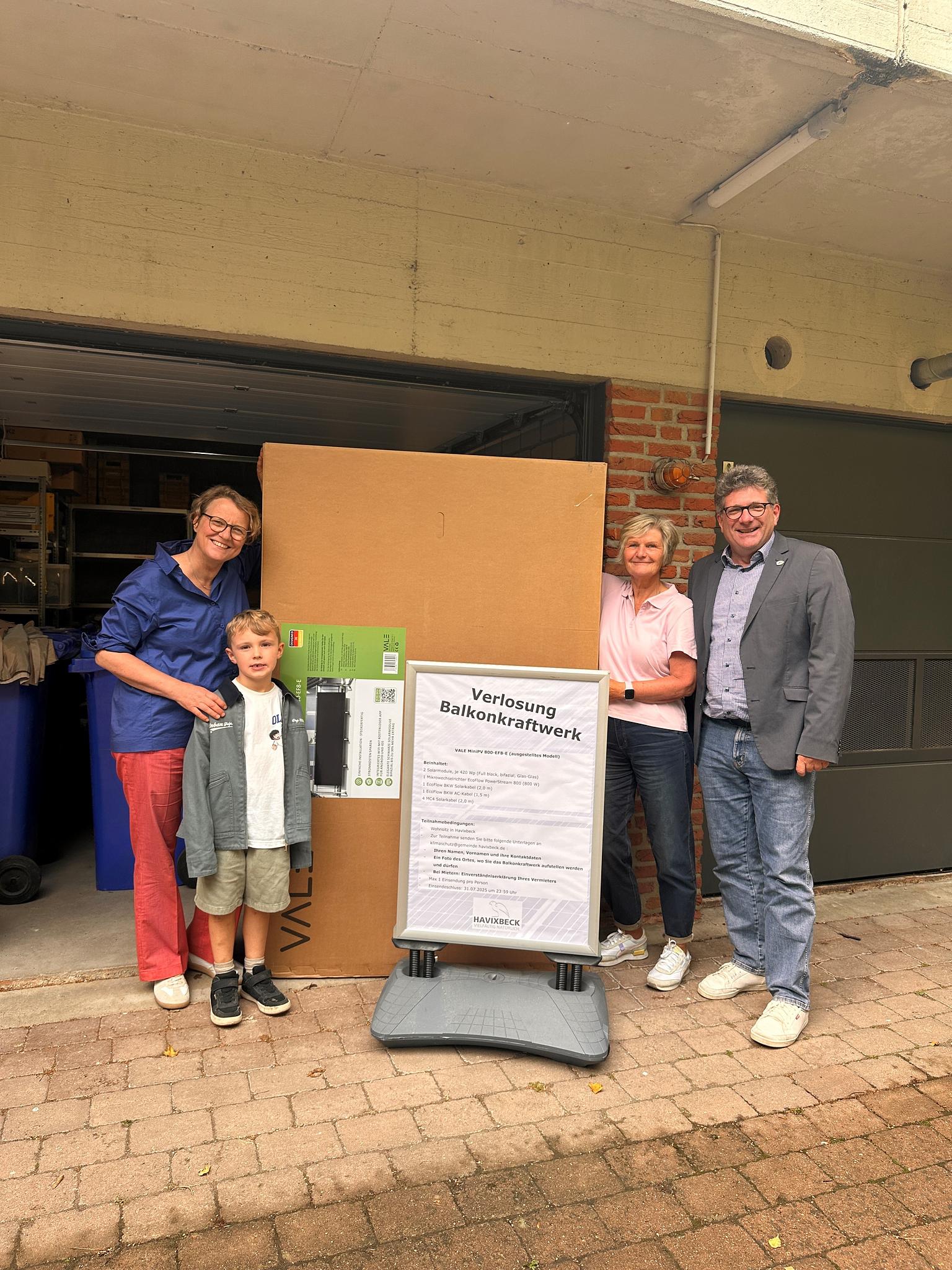 „Energiewende auf dem Balkon“: Gemeinde überreicht Balkonkraftwerk an Gewinnerin