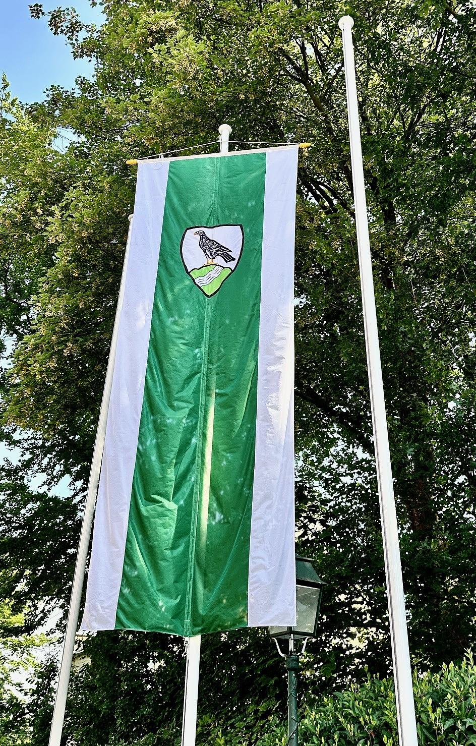 Die Fahnen wehen auf dem Bellegarde-Platz