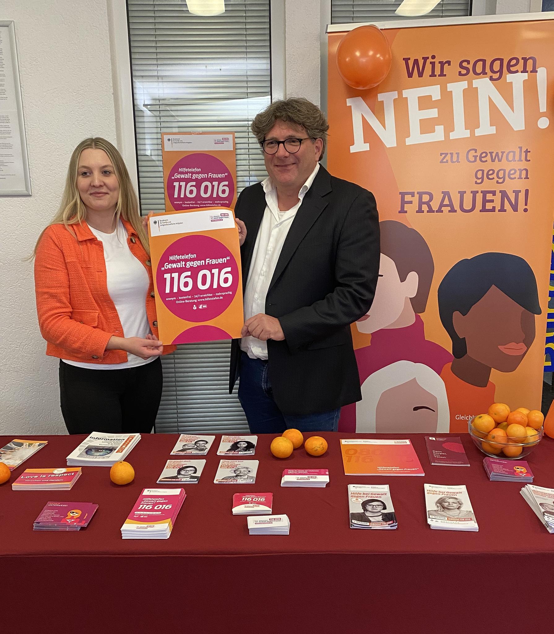 Das Rathaus bekennt Farbe zum „Orange Day“ am 25. November 2023