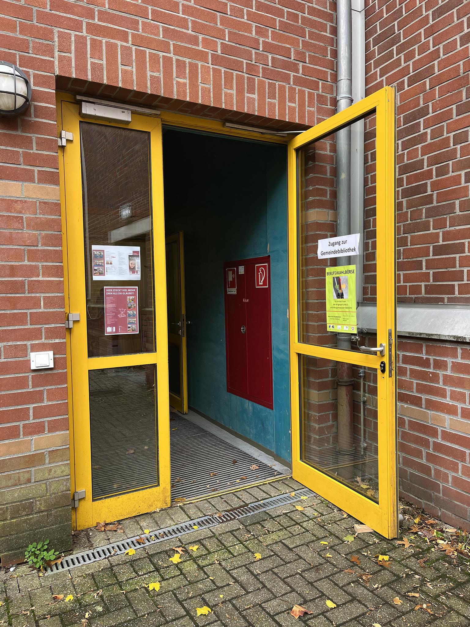 Schul- und Gemeindebibliothek barrierefrei vom hinteren Eingang erreichbar