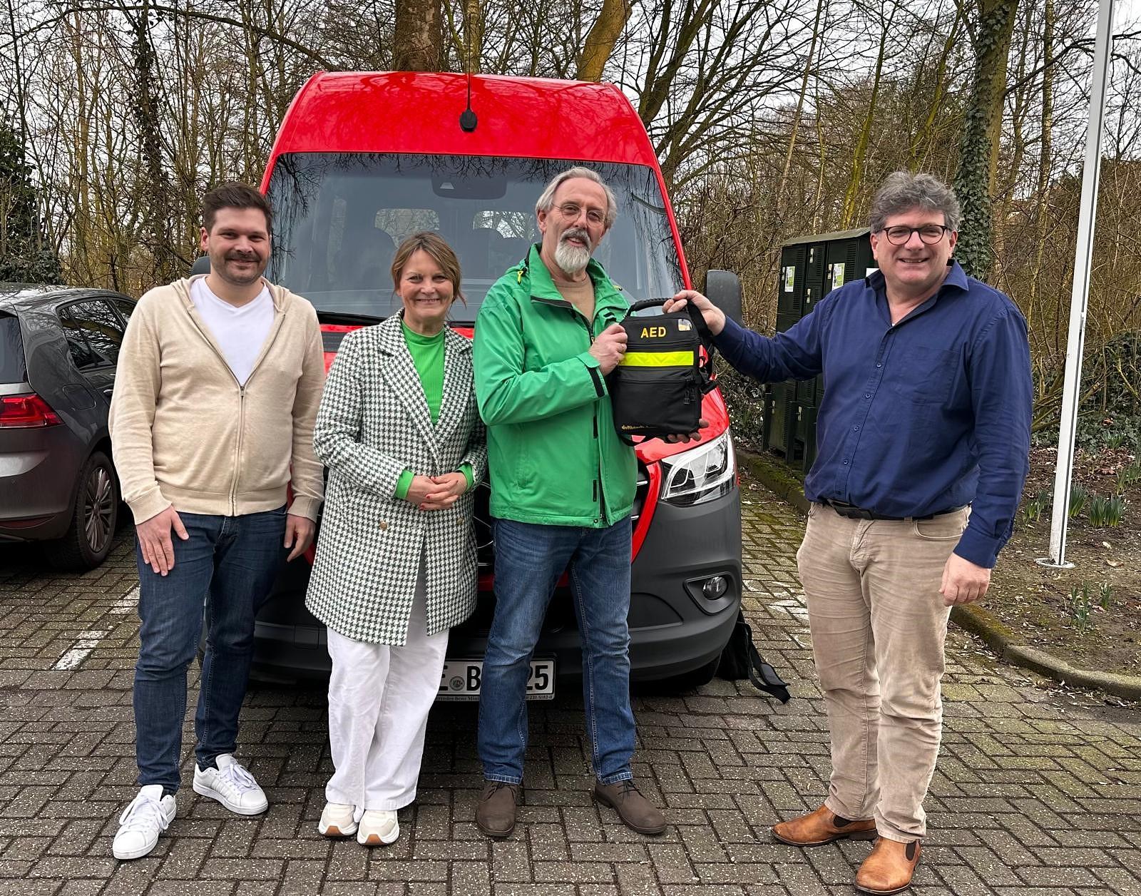 Defibrillator (AED) an den BürgerBus überreicht