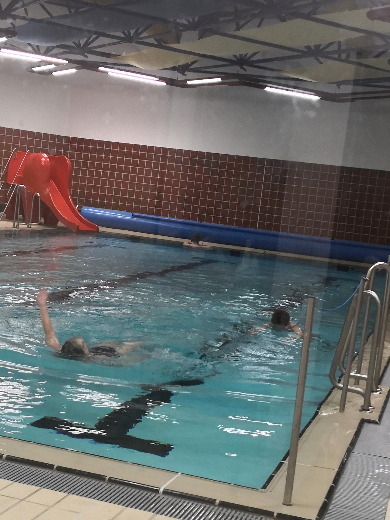 Das Hallenbad hat geöffnet 