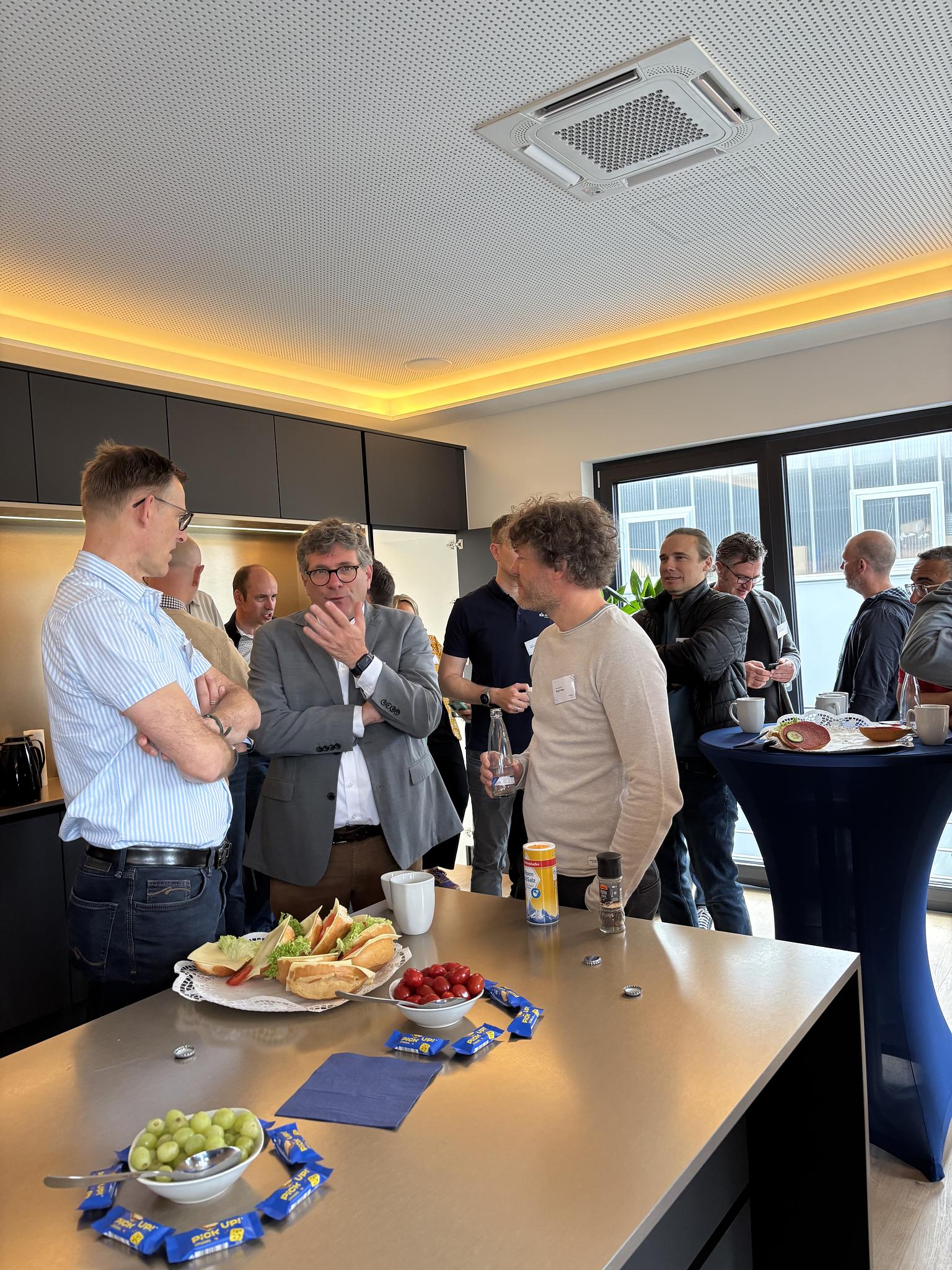 FRÜHStart - Erfolgreiches Unternehmer-Frühstück bei SK Solar