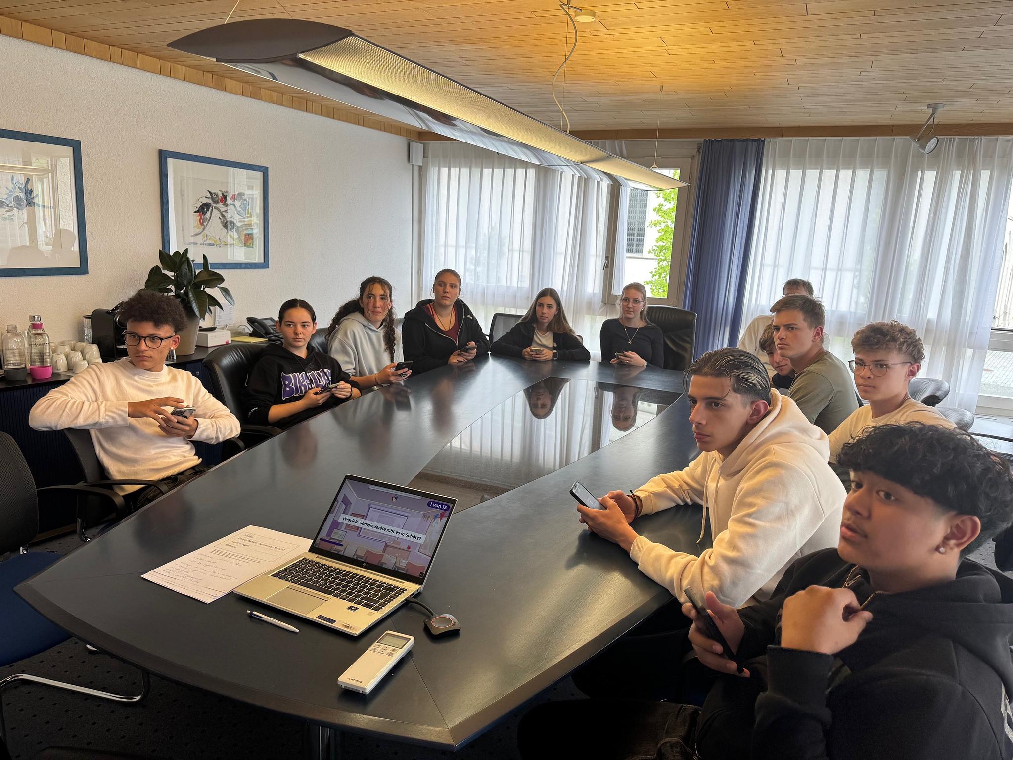 Besuch der 3. Sek-Schülerinnen und Schüler bei der Gemeindepräsidentin