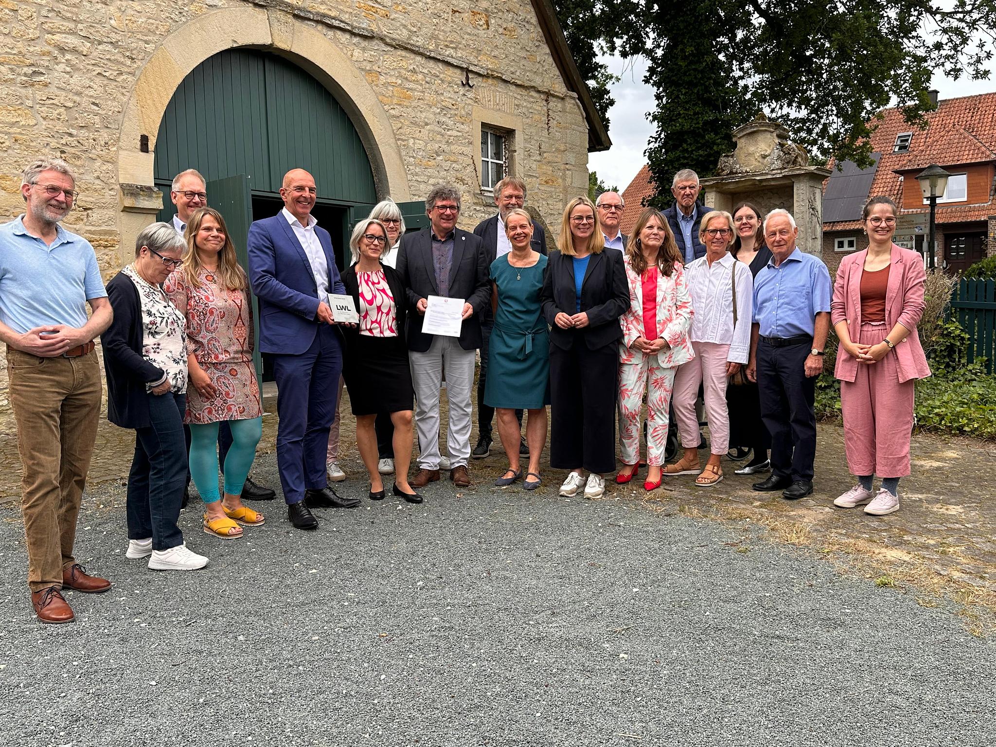 Direktor des Landschaftsverbandes Westfalen Lippe übergibt Förderbescheid