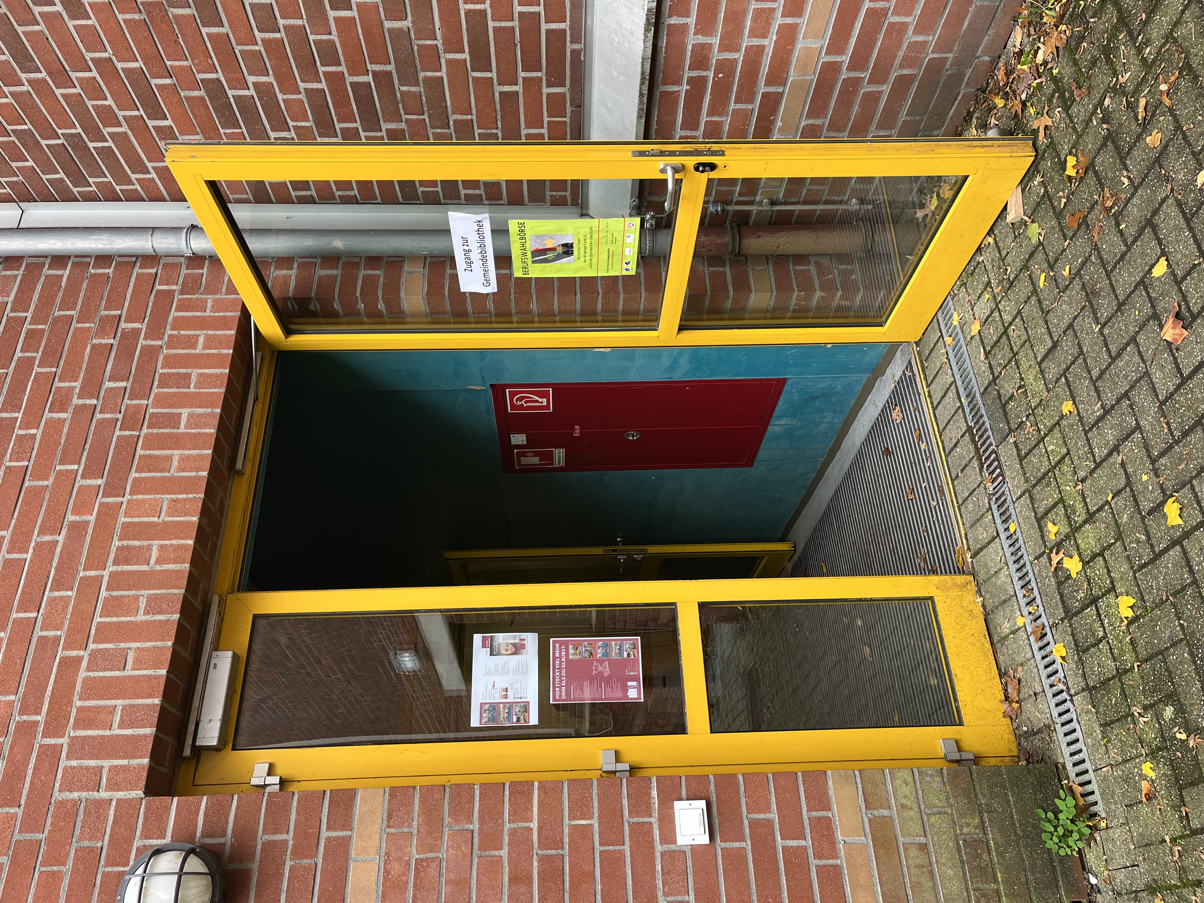 Schul- und Gemeindebibliothek barrierefrei vom hinteren Eingang erreichbar
